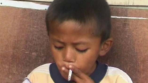 Osmiletý Indonésan vykouí dva balíky cigaret denn 