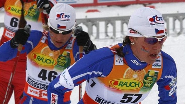 eské závodnice Skalníková (vpravo) a Erbenová na trati skiatlonu na MS v