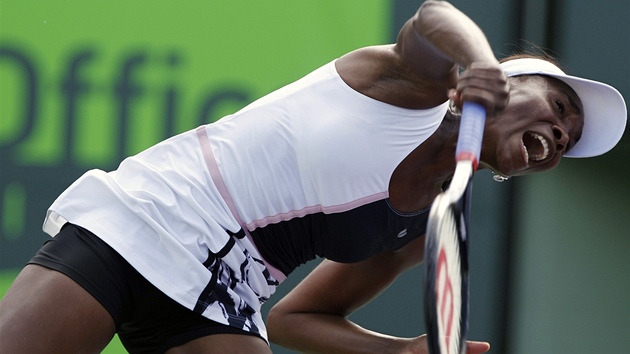 NÁVRAT? Venus Williamsová podává v prvním kole turnaje na Florid.