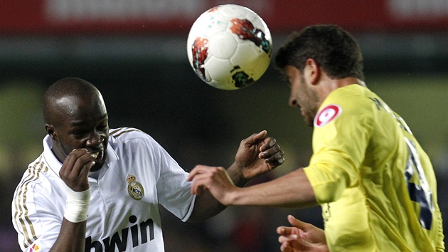 KULENK. Lassana Diarra z Realu Madrid (vlevo) stnuje hlavikujcho Matea Musacchia z Villarealu. 