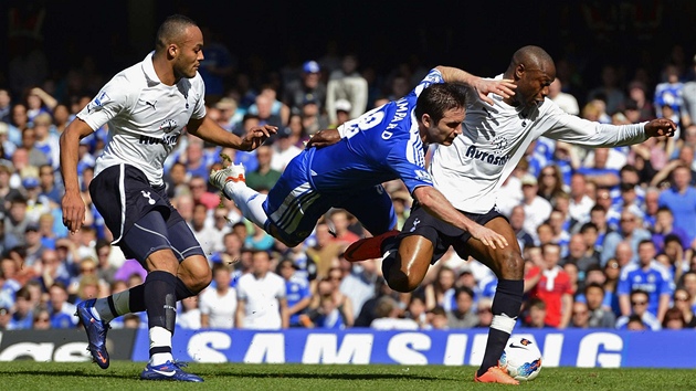 HOP NA ZÁDA. Frank Lampard z Chelsea zápasí o balon s Younesem Kaboulem z...