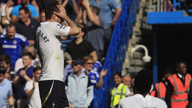 VITKY. Nizozemec Rafael van der Vaart se dr za hlavu. V dleitm utkn o Ligu mistr proti Chelsea nepromnil velkou anci Tottenhamu. 