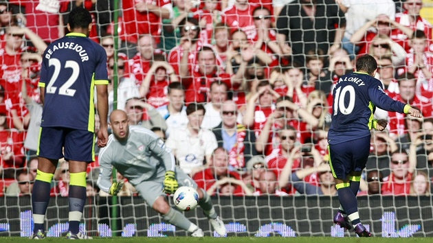 FAVORIT ZTRC. Shaun Maloney promnil penaltu a zajistil Wiganu veden proti Liverpoolu. 