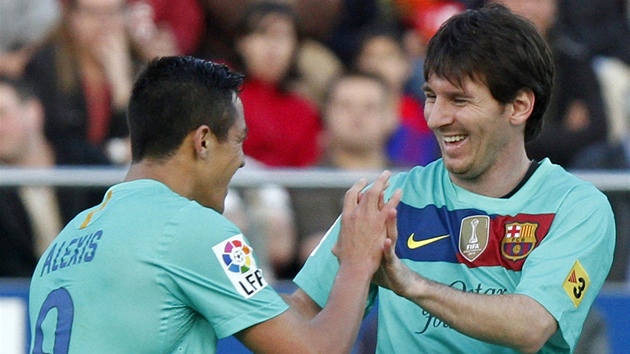 PLÁCNUTÍ S HVZDOU. Alexisovi gratuloval ke gólu i barcelonský stelec Lionel