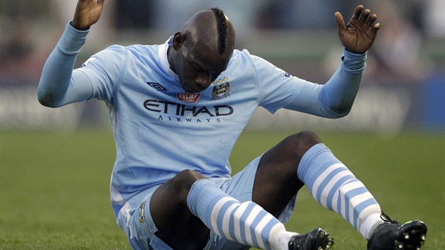 NEJDE TO. Mario Balotelli se roziluje v souboji Manchesteru City a Stoke City....