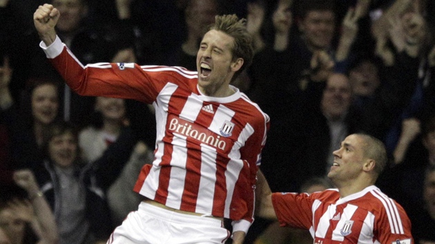 SKOK DO NEBE. Peter Crouch vá�niv� oslavil gól, kterým poslal Stoke do vedení...