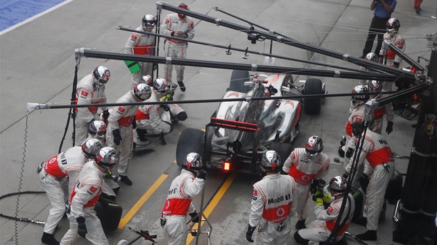 RYCHL OPRAVA. Mechanici McLarenu museli bleskov opravit vz Jensona Buttona,...