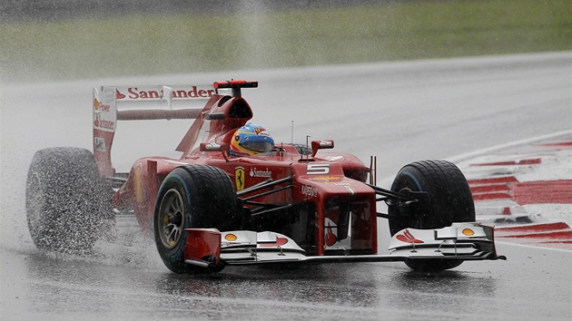 FERRARI VE VOD. Fernandu Alonsovi se v deti dailo. Po restartu rychle zvládl...