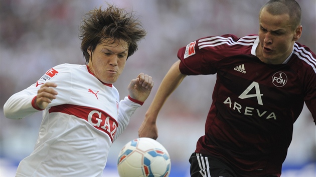 ECH V AKCI. Norimberský záloník Adam Hlouek (vpravo) brání Gotoka Sakaie ze