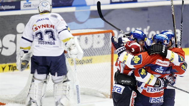 RADOST DOMÁCÍCH. Pardubi�tí hokejisté oslavují gól na 1:1.