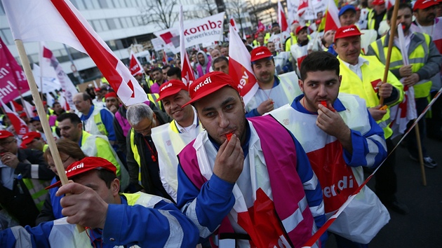 Odborái na letiti Fraport vyfasovali píalky a týmové dresy svazu Verdi.