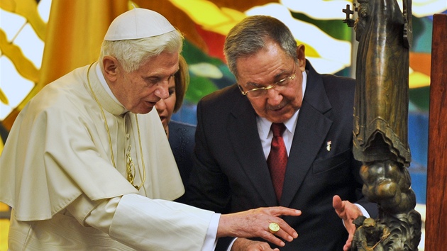 Kubánský prezident Raúl Castro ukazuje pape�i plastiku patronky Kuby Panny