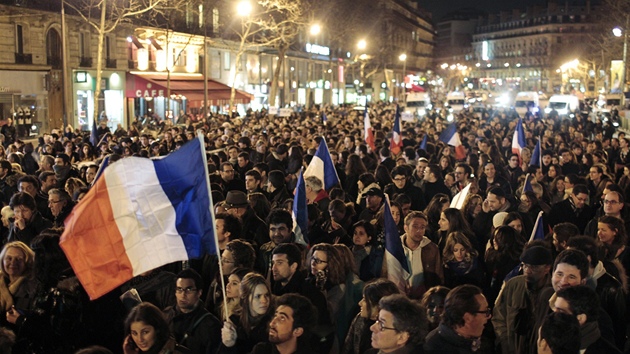 Obyvatel Pae vyli do ulic k tichmu pochodu, kterm uctili obti pondln stelby ped idovskou kolou v Toulouse (19. bezna 2012)