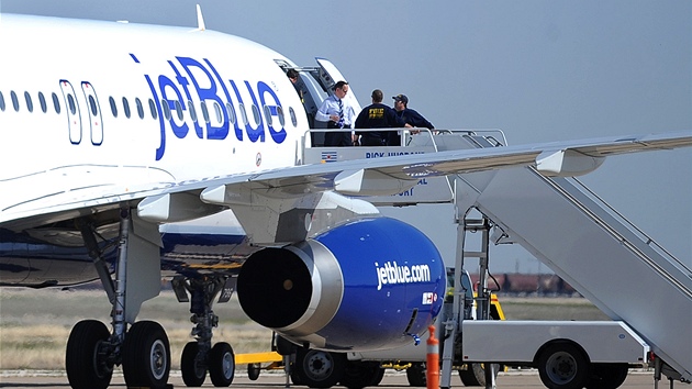 Bezpečnostní složky na palubě letadla JetBlue Airways, které muselo nečekaně přistát v Texasu poté, co se zhroutil kapitán stroje (27. března 2012)

