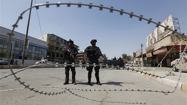 Irácké bezpe�nostní slo�ky st�e�í checkpoint v centru Bagdádu. M�sto kv�li