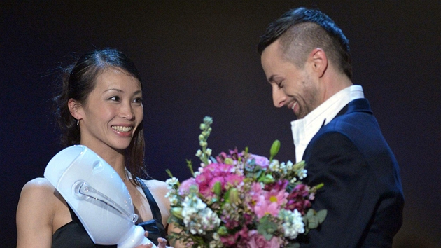 Miho Ogimoto s Thálií za výkon v baletu Giselle (Praha, 24. bezna 2012)