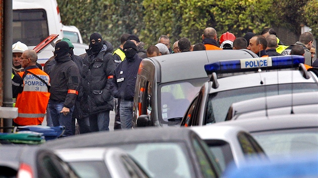 Francouzt policist a zchrani stoj nedaleko budovy, ve kter se...