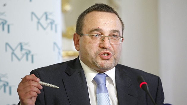 Josef Dobe pi tiskov konferenci ke sv rezignaci na post ministra kolstv. (22. bezna 2012)