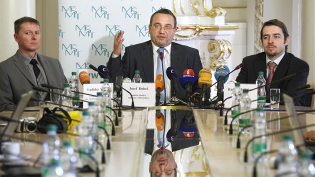 Josef Dobe� p�i tiskové konferenci ke své rezignaci na post ministra �kolství.