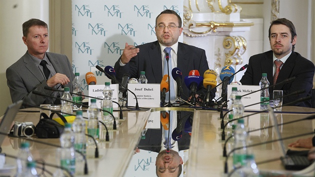 Josef Dobe pi tiskov konferenci ke sv rezignaci na post ministra kolstv. (22. bezna 2012)