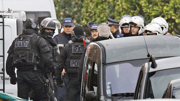Francouztí policisté ze zásahové jednotky a hasii nedaleko domu, ve kterém se