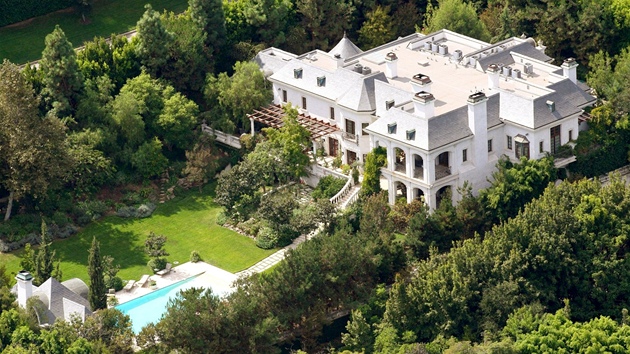 D�m na adrese North Carolwood 100 v luxusní �tvrti Holmby Hills je popisován...