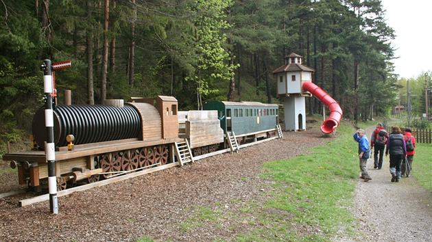 Tady se ve toí okolo vlak. I atrakce pro nejmení