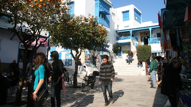 Sidi Bou Saíd. Ulice, kde se toila Angelika, konkrétn scény z trhu s otroky v...