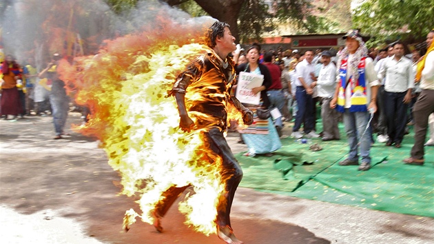 Tibean Dampa Jei se zaplil na protest proti nvtv nskho prezidenta v indickm Novm Dill.