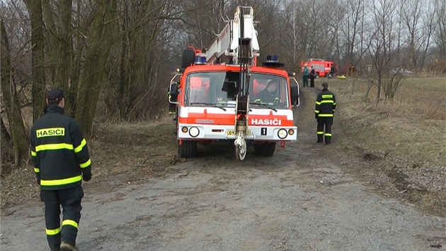 Hasii vytahovali z eky Odry u Bohumína potopenou kodu Favorit. Uvnit nali