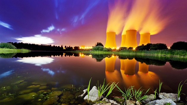 Pohled na jadernou elektrárnu me vypadat i malebn, jak ukazuje noní snímek