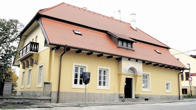 Rýdlova vila v Dobru�ce se opravuje u� dva roky.