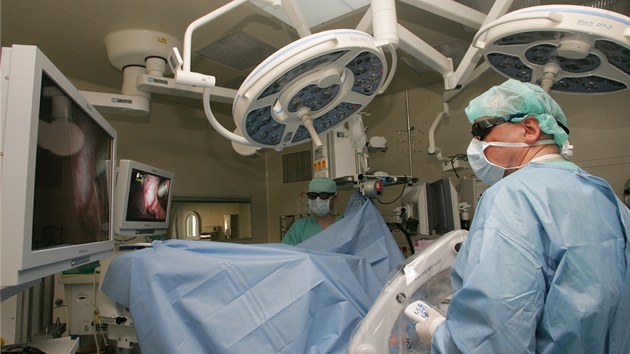 Fakultní nemocnice v Hradci Králové vyuívá novou metodu operací pístrojem