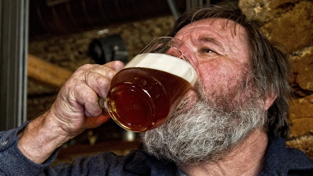 Stálý štamgast Otta Kučera vypije každý den v hradeckém hostinci U Kohouta