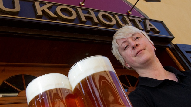 Hospodská Jana Kudrová točí v hradeckém hostinci U Kohouta stejnojmenné pivo.