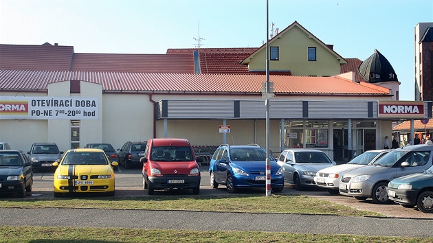 Plány rokycanských radních postavit místo Normy parkovi�t� vadí zákazník�m. Jí�