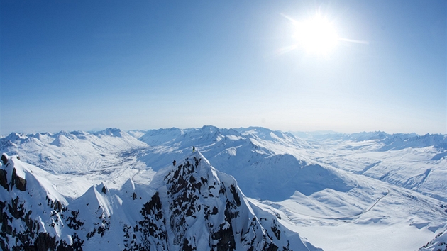 Heliskiing nabízí zcela jiný rozmr lyování. 