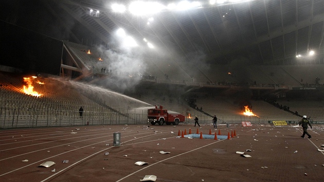 DOBOJOVNO Hasii likviduj ohe po dn chulign na Olympijskm stadionu v Atnch pi derby Panathinaikosu s Olympiakosem.