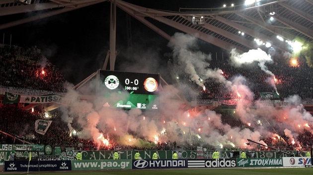 PYROSHOW Fanouci Panathinaikosu na Olympijském stadionu v Aténách ped derby s