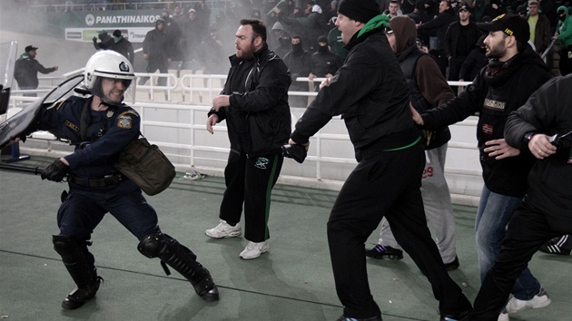NECHTE M Fanouci Panathinaikosu napadají na Olympijském stadionu v Aténách
