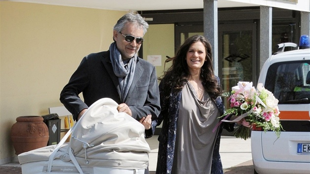 Andrea Bocelli si odvezl z porodnice pítelkyni a dceru Virginii.