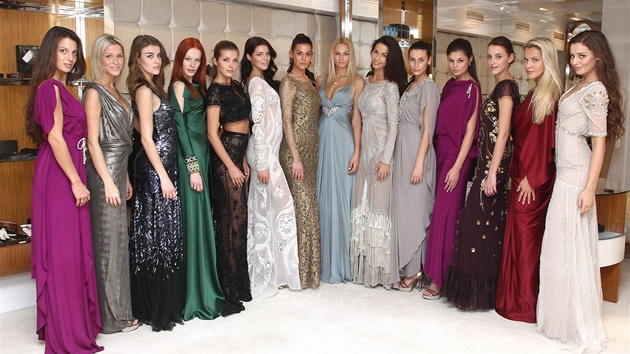 Finalistky eské Miss 2012 ve veerních atech britské znaky Temperley London