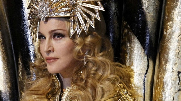 Madonna pi vystoupení o pestávce Super Bowlu jako královna popu s korunou. 