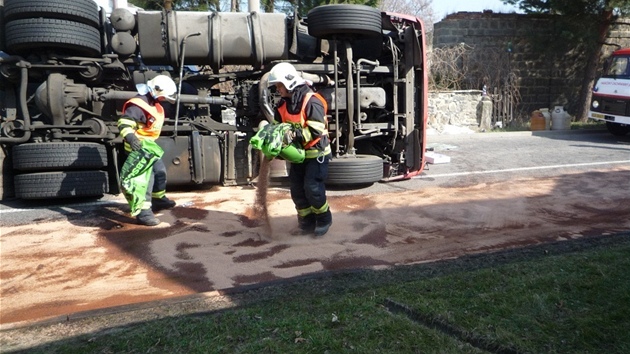 Nehoda cisterny pevejc asfalt v Kravach 
