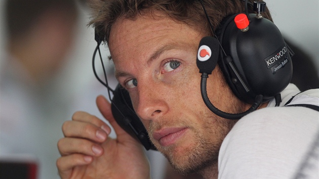 VYRUENÝ. Jenson Button z týmu McLaren pi tréninku na Velkou cenu Malajsie v...
