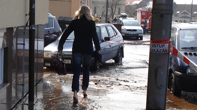 Lid se pes zaplaven ulice dostvali jen st. nkte si na nohy nasadili pytle na odpadky jin rovnou sundali boty. 