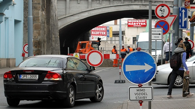 Uzavírka Prokopovy ulice v Plzni kvli oprav elezniního mostu komplikuje