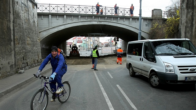 Uzavírka Prokopovy ulice v Plzni kv�li oprav� �elezni�ního mostu komplikuje