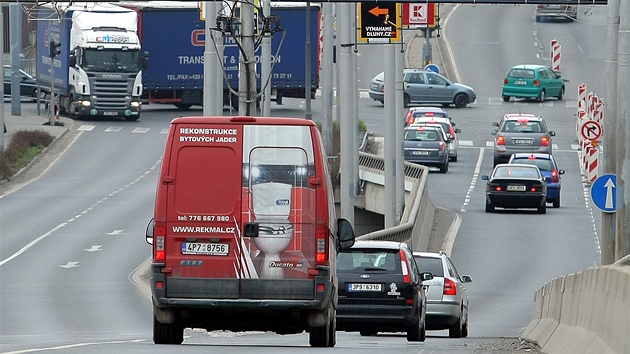 Uzavírka Prokopovy ulice v Plzni kvli oprav elezniního mostu komplikuje