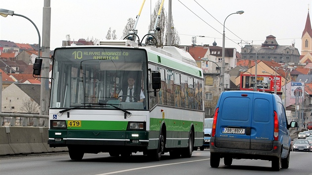 Uzavírka Prokopovy ulice v Plzni kvli oprav elezniního mostu komplikuje